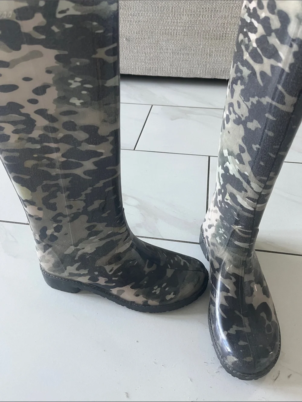 Guess stylish rain